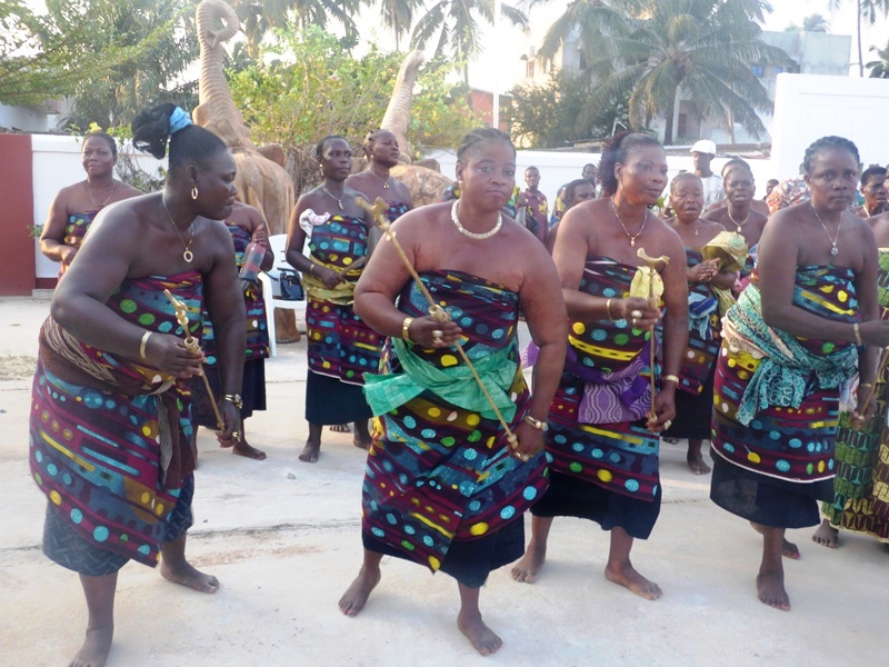 LES FEMMES DE LA COUR ROYALE DE PORTO-NOVO EXECUTANT LE RYTHME ADJOGAN